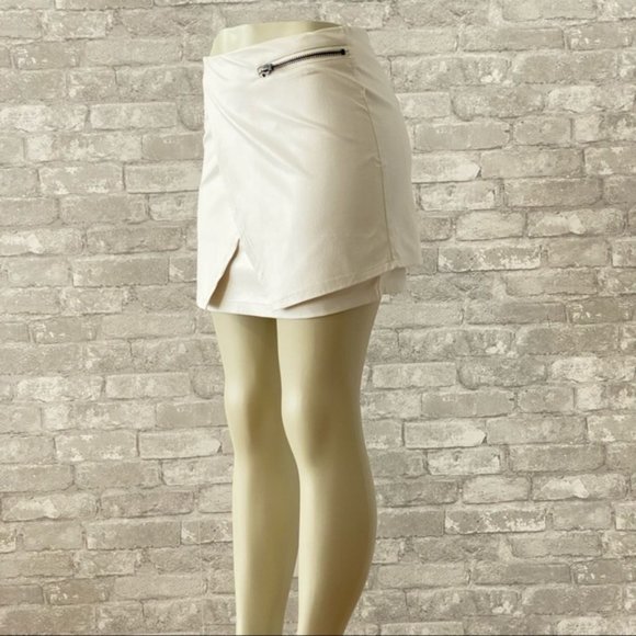 SOLD | NWT Le Chateau Ivory Faux Leather Mini Skirt - Picture 5 of 16
